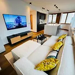 Beautiful One Bedroom W Balcony&Parking-Bel135